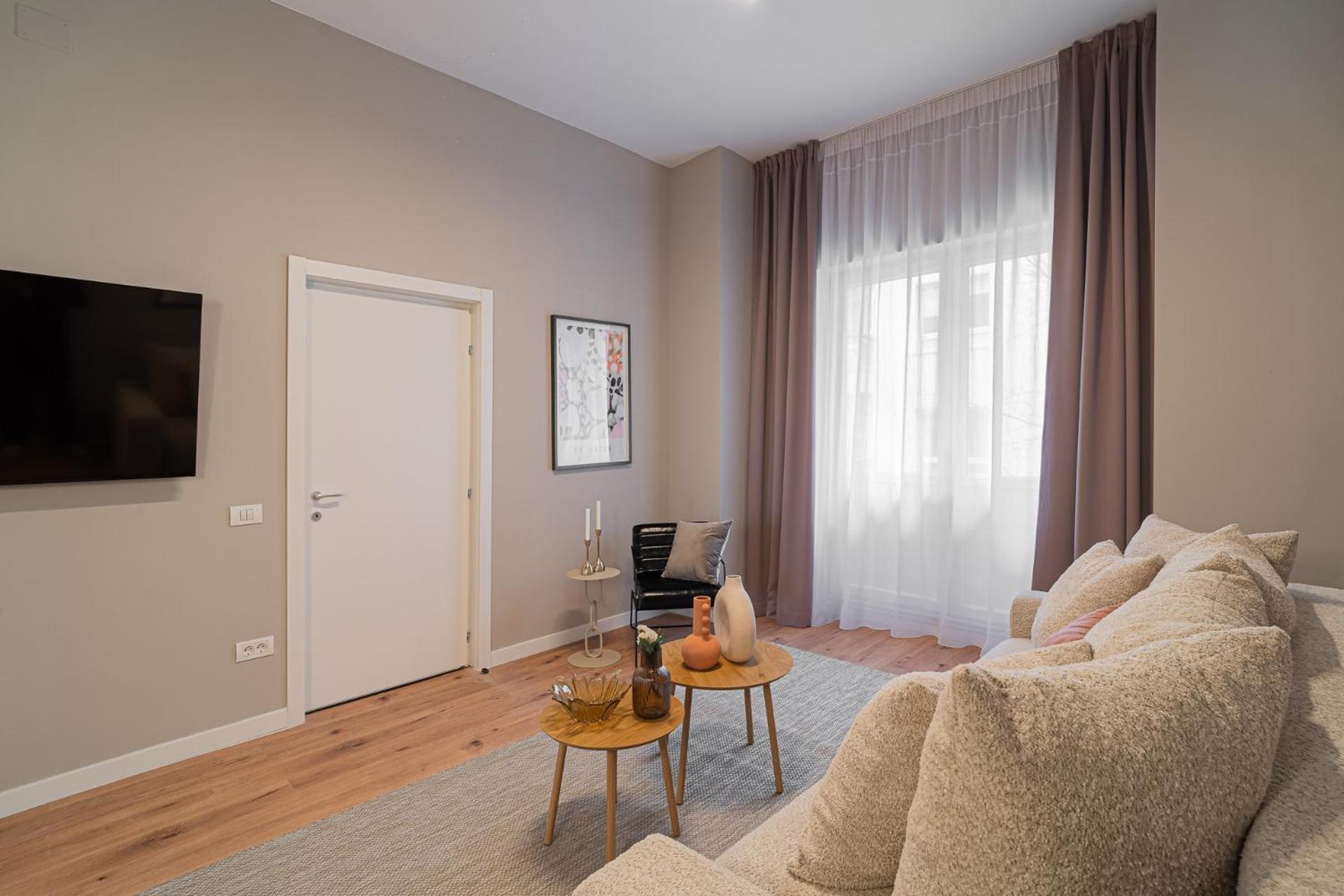 Loggia & Luxe 5Br Penthouse In Universitatii Area Bucharest Exterior photo