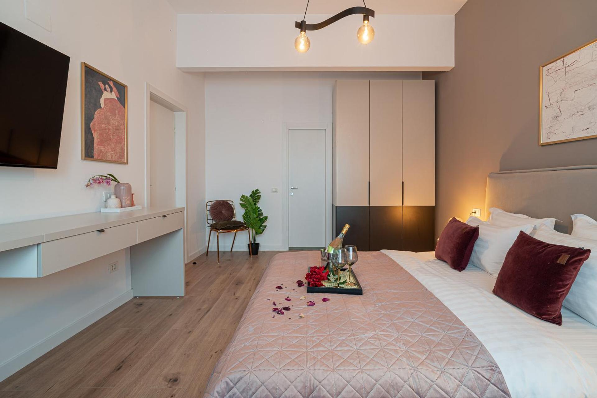 Loggia & Luxe 5Br Penthouse In Universitatii Area Bucharest Exterior photo
